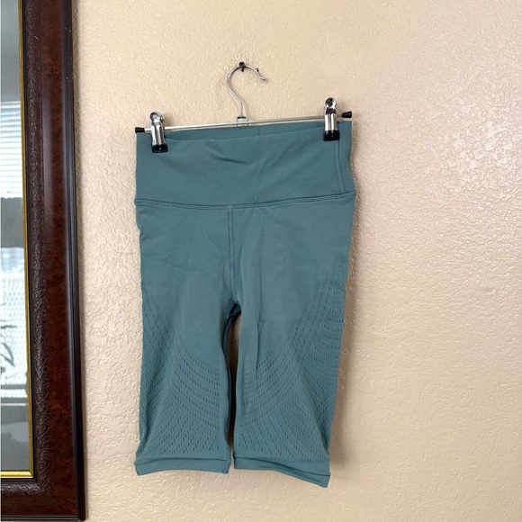 Lululemon Reveal Shorts Size 6 - Picture 2 of 4